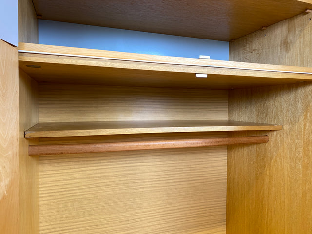 Ein VEB Hellerau Original I Stilvoller jedoch etwas abgenutzter Mid-Century Kleiderschrank 794/1 aus 1967 mit Aufsatz I Schrank Schlafzimmerschrank Vintage Retro 60er I