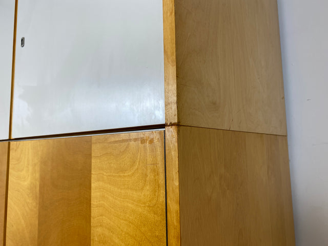 Ein VEB Hellerau Original I Stilvoller jedoch etwas abgenutzter Mid-Century Kleiderschrank 794/1 aus 1967 mit Aufsatz I Schrank Schlafzimmerschrank Vintage Retro 60er I