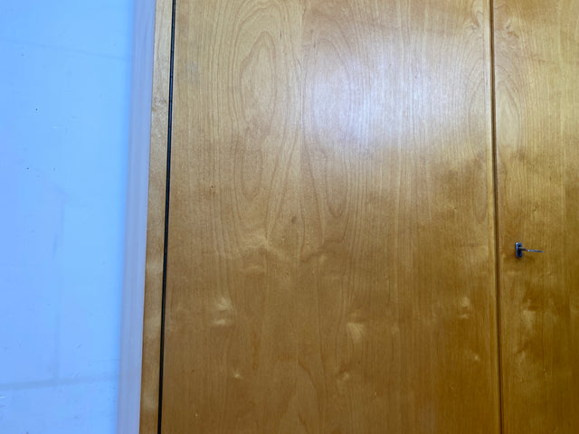 Ein VEB Hellerau Original I Stilvoller jedoch etwas abgenutzter Mid-Century Kleiderschrank 794/1 aus 1967 mit Aufsatz I Schrank Schlafzimmerschrank Vintage Retro 60er I