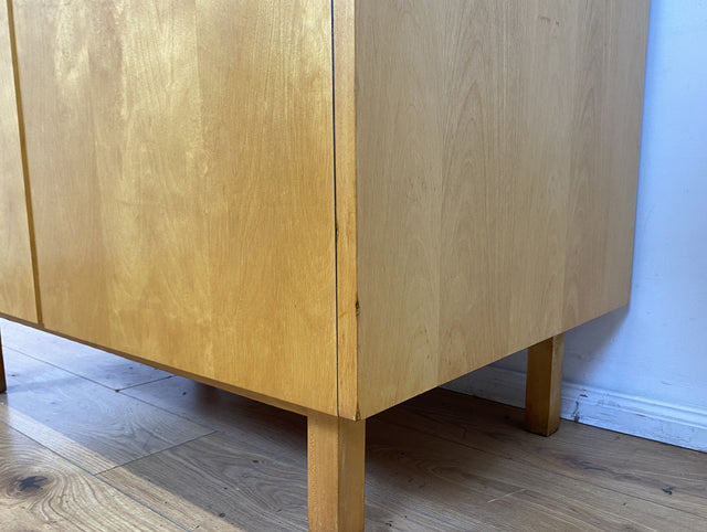 Ein VEB Hellerau Original I Stilvoller jedoch etwas abgenutzter Mid-Century Kleiderschrank 794/1 aus 1967 mit Aufsatz I Schrank Schlafzimmerschrank Vintage Retro 60er I