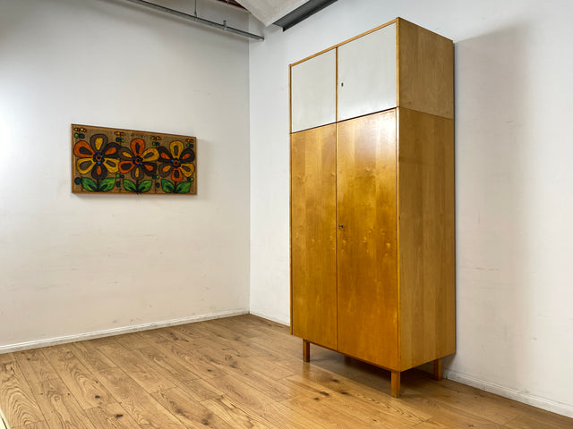 Ein VEB Hellerau Original I Stilvoller jedoch etwas abgenutzter Mid-Century Kleiderschrank 794/1 aus 1967 mit Aufsatz I Schrank Schlafzimmerschrank Vintage Retro 60er I
