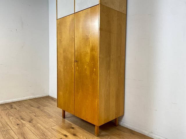 Ein VEB Hellerau Original I Stilvoller jedoch etwas abgenutzter Mid-Century Kleiderschrank 794/1 aus 1967 mit Aufsatz I Schrank Schlafzimmerschrank Vintage Retro 60er I