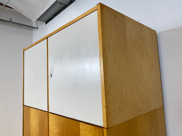 Ein VEB Hellerau Original I Stilvoller jedoch etwas abgenutzter Mid-Century Kleiderschrank 794/1 aus 1967 mit Aufsatz I Schrank Schlafzimmerschrank Vintage Retro 60er I