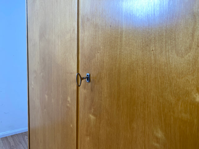 Ein VEB Hellerau Original I Stilvoller jedoch etwas abgenutzter Mid-Century Kleiderschrank 794/1 aus 1967 mit Aufsatz I Schrank Schlafzimmerschrank Vintage Retro 60er I