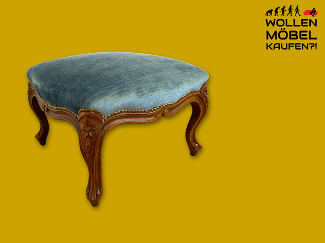 Sehr eleganter und gut erhaltener Vintage Hocker mit handverziertem Fußgestell und blauem Originalbezug