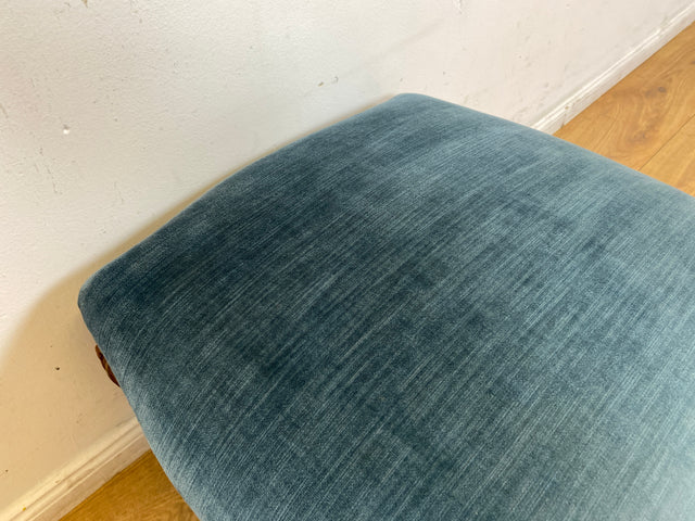 Sehr eleganter und gut erhaltener Vintage Hocker mit handverziertem Fußgestell und blauem Originalbezug
