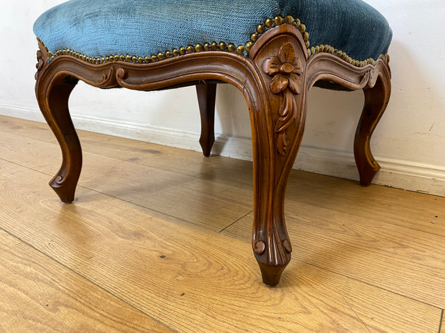 Sehr eleganter und gut erhaltener Vintage Hocker mit handverziertem Fußgestell und blauem Originalbezug