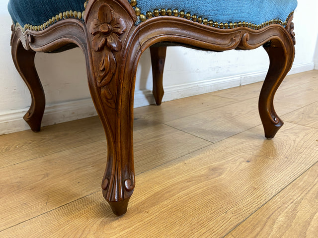 Sehr eleganter und gut erhaltener Vintage Hocker mit handverziertem Fußgestell und blauem Originalbezug