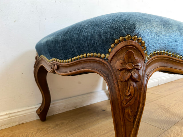 Sehr eleganter und gut erhaltener Vintage Hocker mit handverziertem Fußgestell und blauem Originalbezug