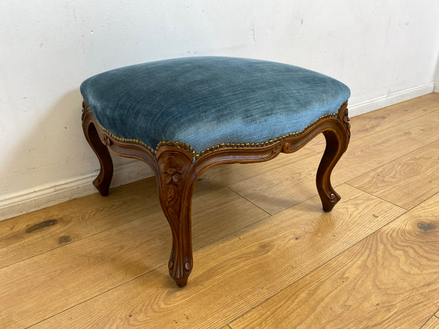 Sehr eleganter und gut erhaltener Vintage Hocker mit handverziertem Fußgestell und blauem Originalbezug