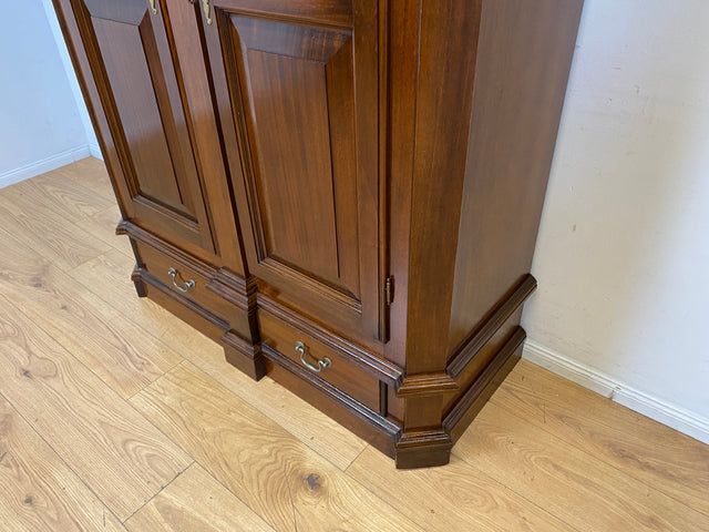 Hochwertiger Vintage Kleiderschrank in antikem Stil mit Schubladen