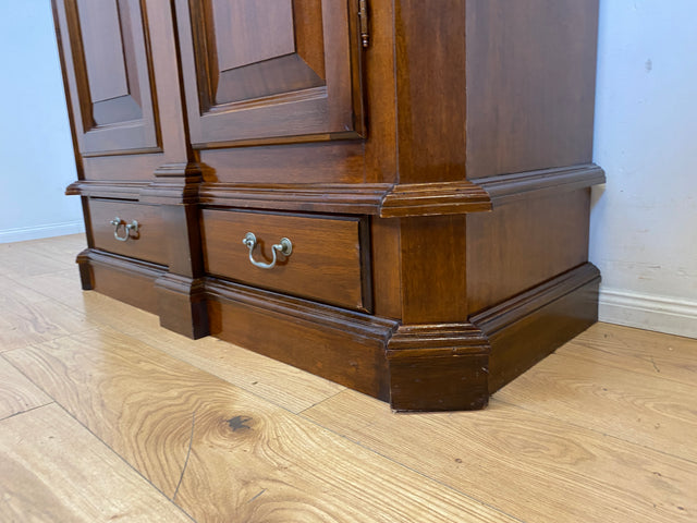 Hochwertiger Vintage Kleiderschrank in antikem Stil mit Schubladen