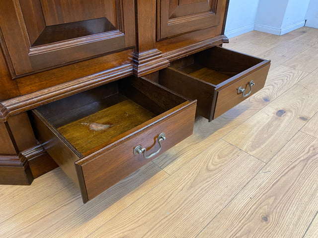Hochwertiger Vintage Kleiderschrank in antikem Stil mit Schubladen