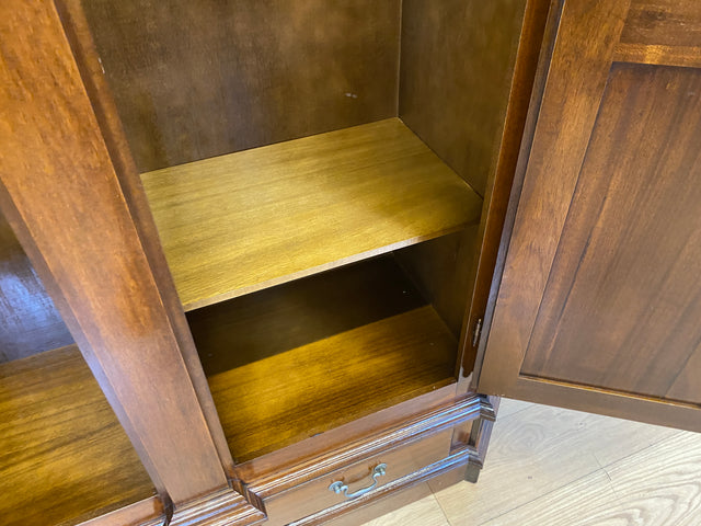 Hochwertiger Vintage Kleiderschrank in antikem Stil mit Schubladen