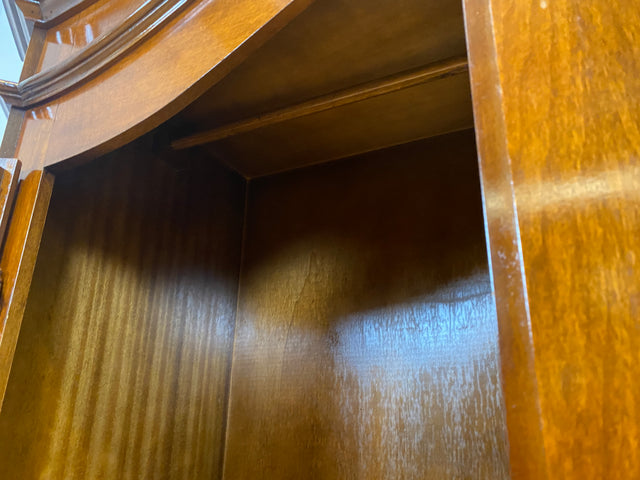 Hochwertiger Vintage Kleiderschrank in antikem Stil mit Schubladen