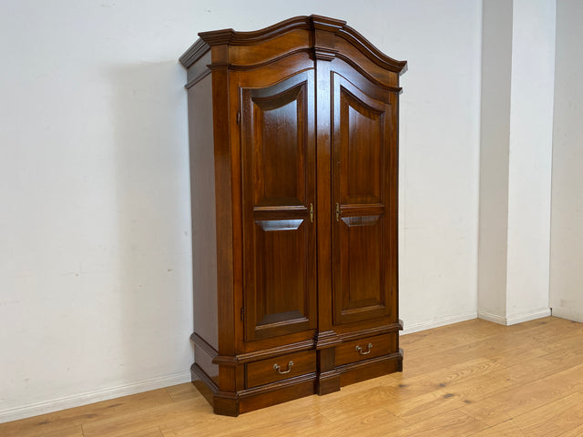 Hochwertiger Vintage Kleiderschrank in antikem Stil mit Schubladen