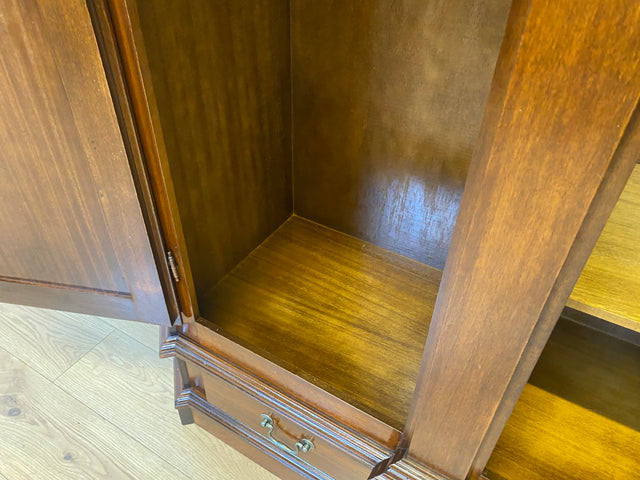 Hochwertiger Vintage Kleiderschrank in antikem Stil mit Schubladen