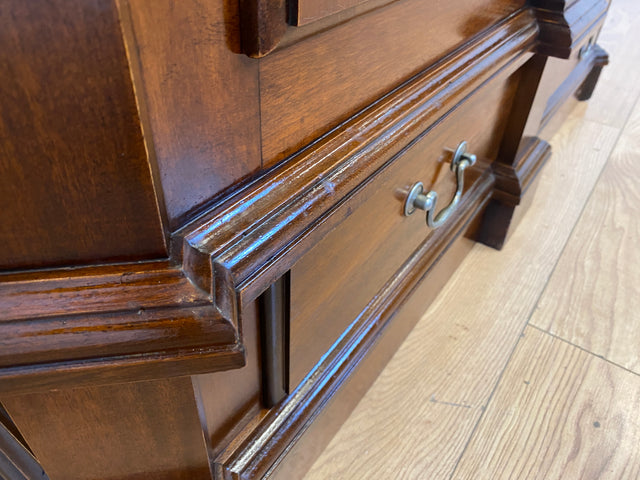 Hochwertiger Vintage Kleiderschrank in antikem Stil mit Schubladen
