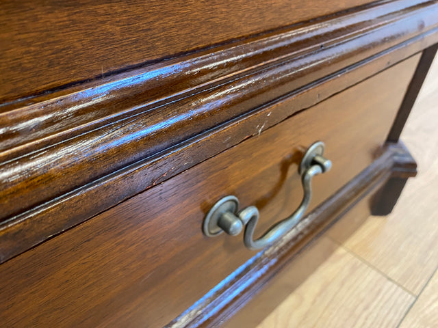 Hochwertiger Vintage Kleiderschrank in antikem Stil mit Schubladen