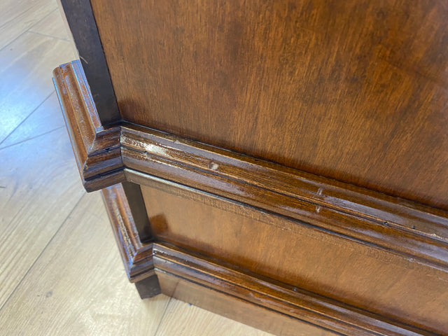 Hochwertiger Vintage Kleiderschrank in antikem Stil mit Schubladen