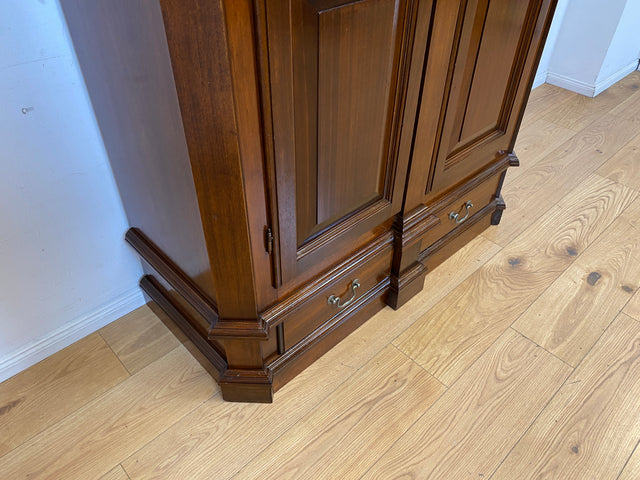 Hochwertiger Vintage Kleiderschrank in antikem Stil mit Schubladen