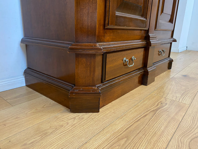 Hochwertiger Vintage Kleiderschrank in antikem Stil mit Schubladen