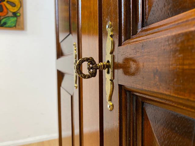 Hochwertiger Vintage Kleiderschrank in antikem Stil mit Schubladen
