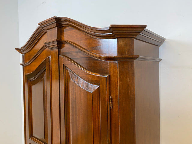 Hochwertiger Vintage Kleiderschrank in antikem Stil mit Schubladen