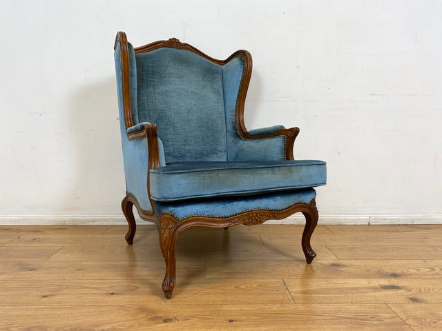 WMK I Sehr eleganter & gut erhaltener Vintage Ohrensessel mit handverziertem Holzrahmen und blauem Originalbezug
