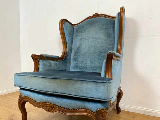 WMK I Sehr eleganter & gut erhaltener Vintage Ohrensessel mit handverziertem Holzrahmen und blauem Originalbezug
