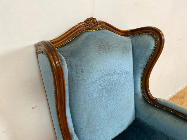 WMK I Sehr eleganter & gut erhaltener Vintage Ohrensessel mit handverziertem Holzrahmen und blauem Originalbezug