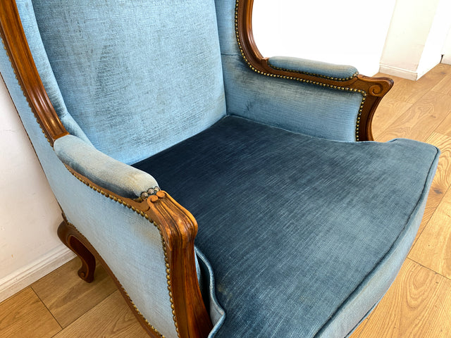 WMK I Sehr eleganter & gut erhaltener Vintage Ohrensessel mit handverziertem Holzrahmen und blauem Originalbezug