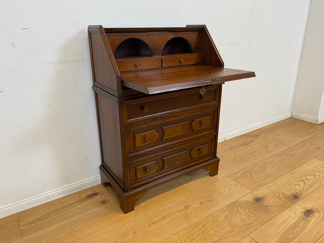 Sehr hübscher kleiner Vintage Sekretär mit stabiler Klappe, Schubladen und Messingbeschlag