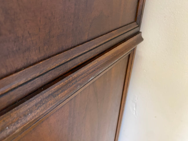 Sehr hübscher kleiner Vintage Sekretär mit stabiler Klappe, Schubladen und Messingbeschlag