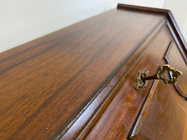 Sehr hübscher kleiner Vintage Sekretär mit stabiler Klappe, Schubladen und Messingbeschlag