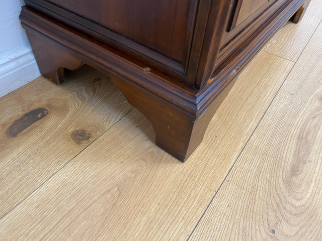 Sehr hübscher kleiner Vintage Sekretär mit stabiler Klappe, Schubladen und Messingbeschlag
