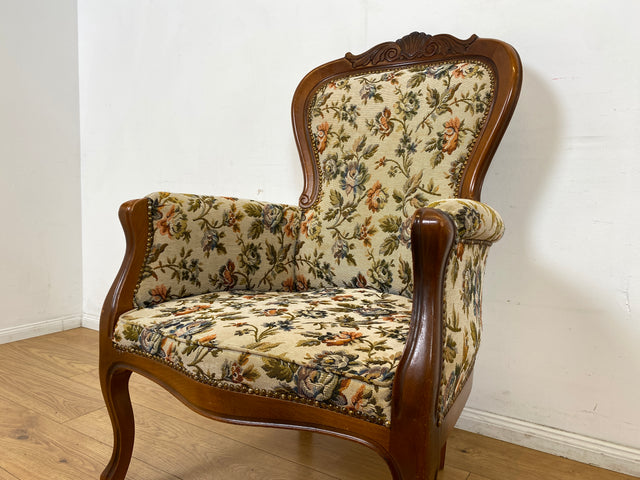 WMK I Wunderschöner und sehr gut erhaltener Vintage Sessel mit floralem Originalbezug & handverziertem Holzrahmen