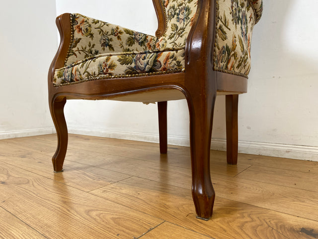 WMK I Wunderschöner und sehr gut erhaltener Vintage Sessel mit floralem Originalbezug & handverziertem Holzrahmen
