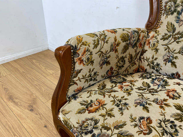 WMK I Wunderschöner und sehr gut erhaltener Vintage Sessel mit floralem Originalbezug & handverziertem Holzrahmen