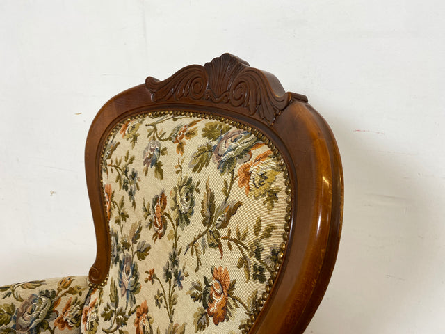 WMK I Wunderschöner und sehr gut erhaltener Vintage Sessel mit floralem Originalbezug & handverziertem Holzrahmen