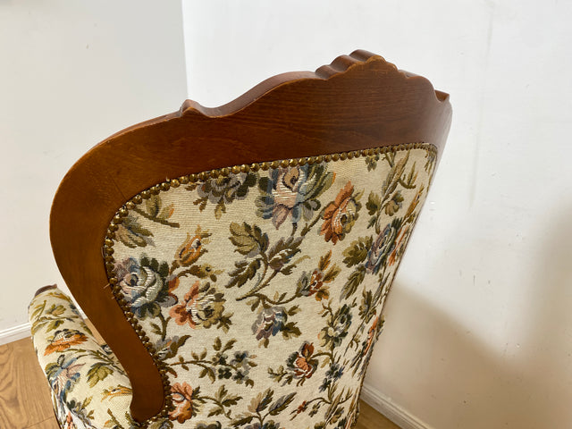 WMK I Wunderschöner und sehr gut erhaltener Vintage Sessel mit floralem Originalbezug & handverziertem Holzrahmen