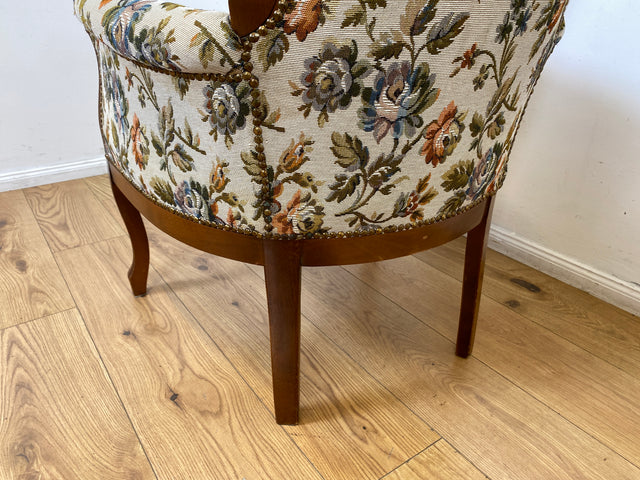 WMK I Wunderschöner und sehr gut erhaltener Vintage Sessel mit floralem Originalbezug & handverziertem Holzrahmen