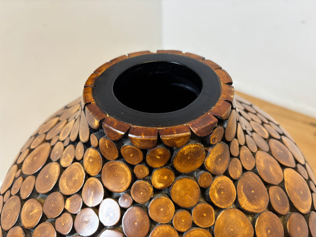Einzigartige große Vintage Vase I in Handarbeit mit echten Holzscheiben verkleidetes Unikat