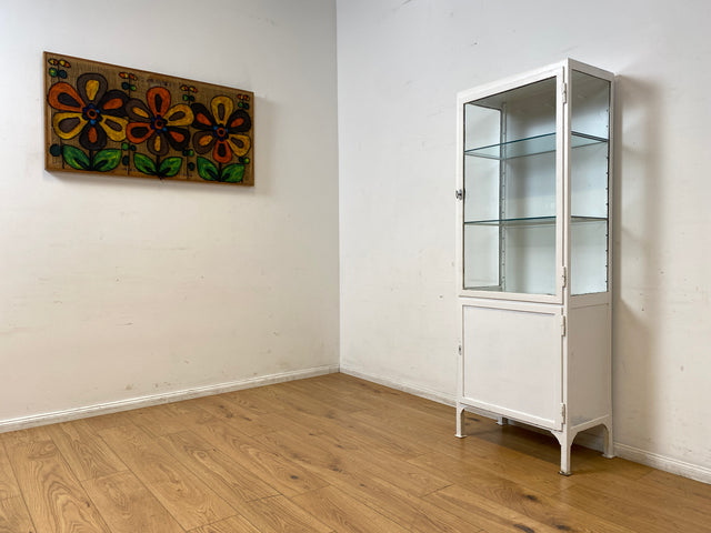 Seltener weißer 40er Jahre Medizinschrank aus Eisen I Vitrine Glasvitrine Apotheker Arzt Schrank Spind Highboard Display Industrial Design Metall Vintage Mid-Century I
