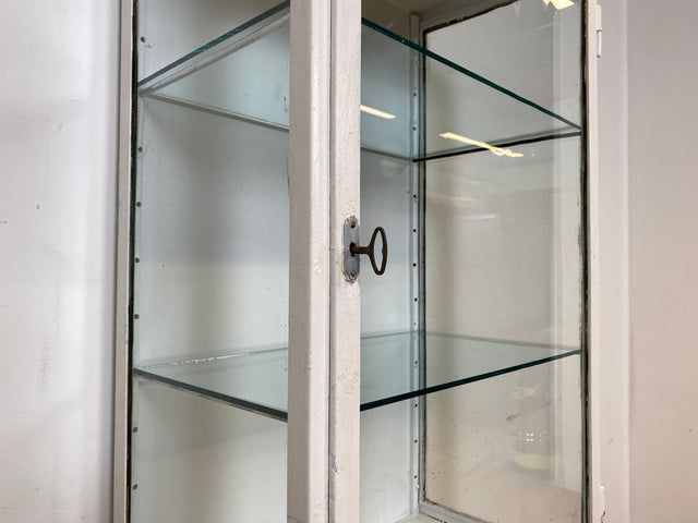 Seltener weißer 40er Jahre Medizinschrank aus Eisen I Vitrine Glasvitrine Apotheker Arzt Schrank Spind Highboard Display Industrial Design Metall Vintage Mid-Century I