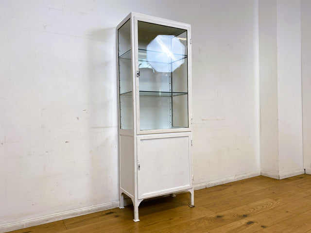 Seltener weißer 40er Jahre Medizinschrank aus Eisen I Vitrine Glasvitrine Apotheker Arzt Schrank Spind Highboard Display Industrial Design Metall Vintage Mid-Century I