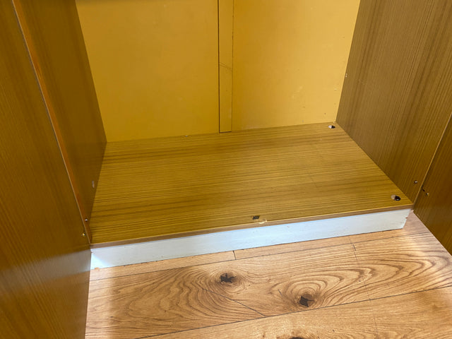 WMK I Retro pur! I Stilvoller und sehr geräumiger weißer 70er Jahre Kleiderschrank mit Aufsatz
