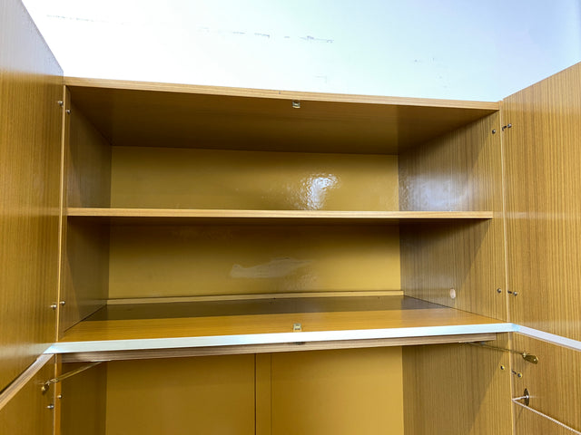 WMK I Retro pur! I Stilvoller und sehr geräumiger weißer 70er Jahre Kleiderschrank mit Aufsatz