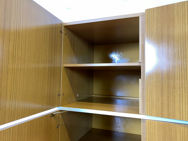 WMK I Retro pur! I Stilvoller und sehr geräumiger weißer 70er Jahre Kleiderschrank mit Aufsatz