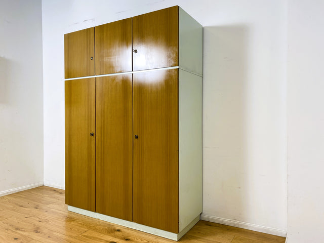 WMK I Retro pur! I Stilvoller und sehr geräumiger weißer 70er Jahre Kleiderschrank mit Aufsatz
